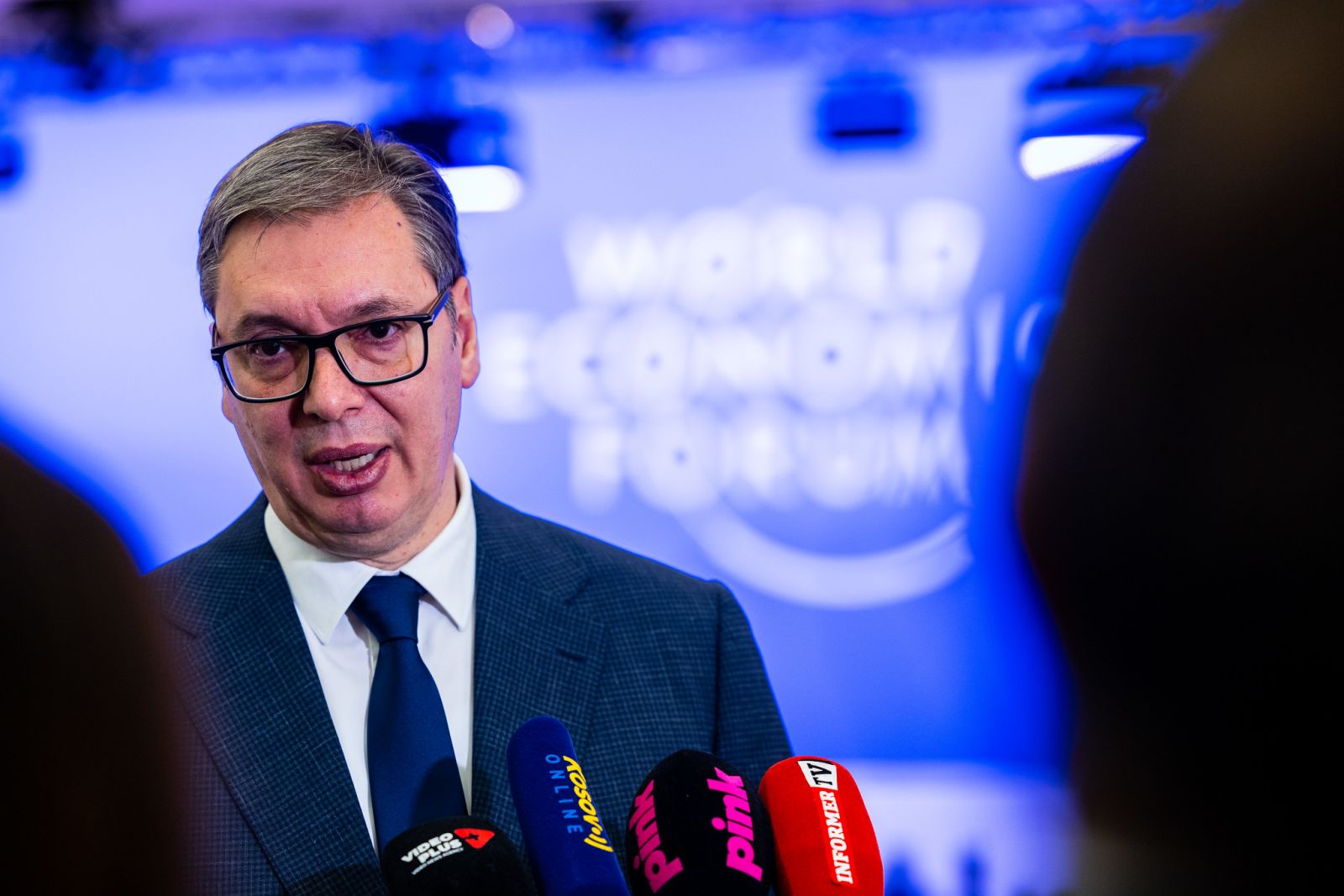 Vučić pomilostil žensko, ki je z avtomobilom zapeljala v skupino protestnikov