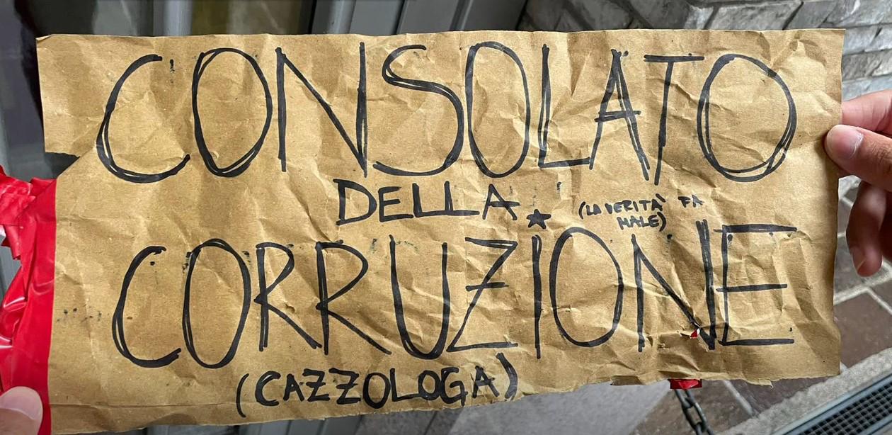 Nov žaljivi napis na konzulatu