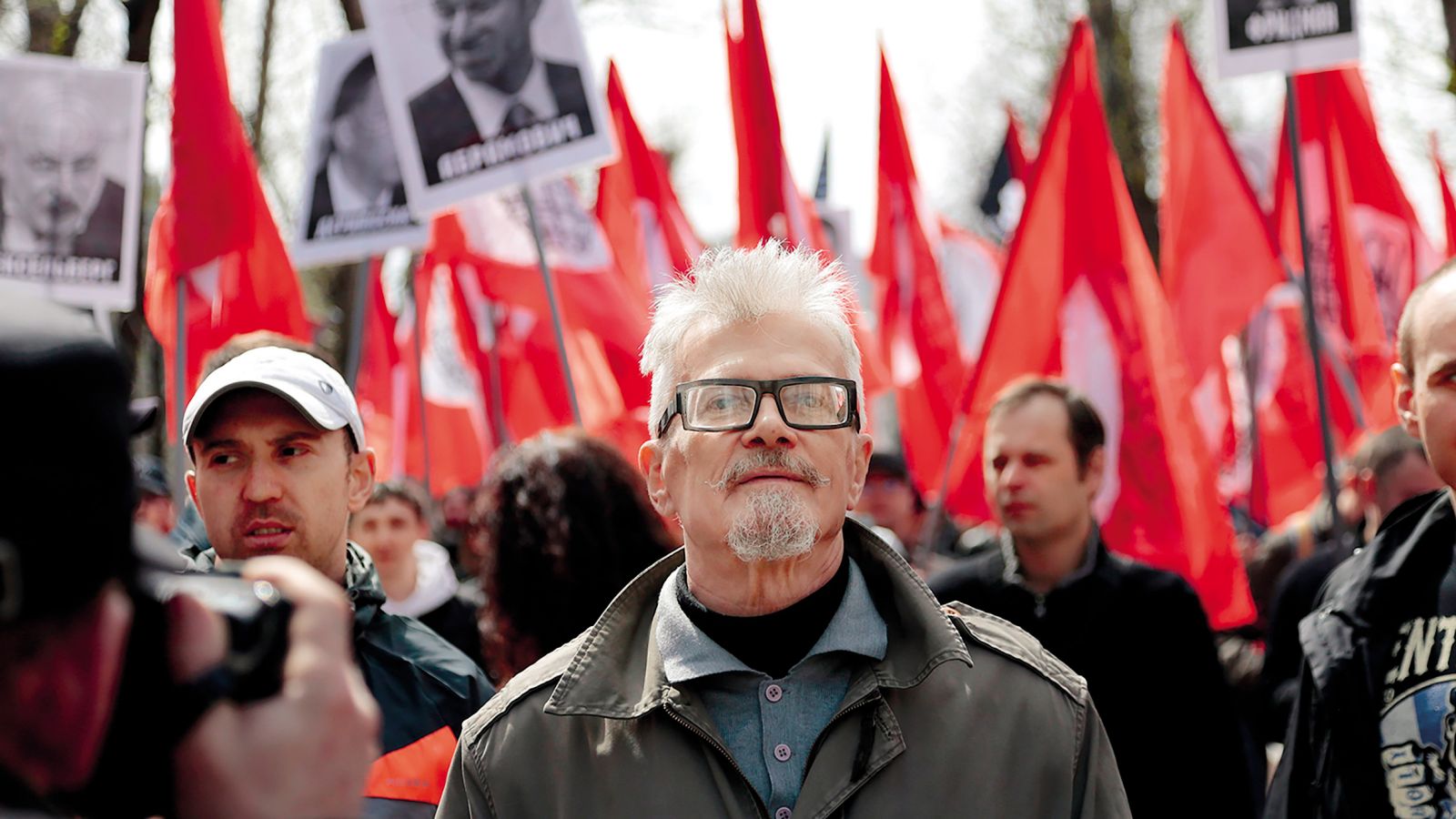 Eduard Limonov je hotel postati del zgodovine. Za začetek je leta 1991 – takoj po razpadu Sovjetske zveze – ustanovil fašistoidno Nacionalboljševiško partijo. Njen soustanovitelj je bil fašistoidni Aleksandr Dugin, zdaj Putinov ideolog.