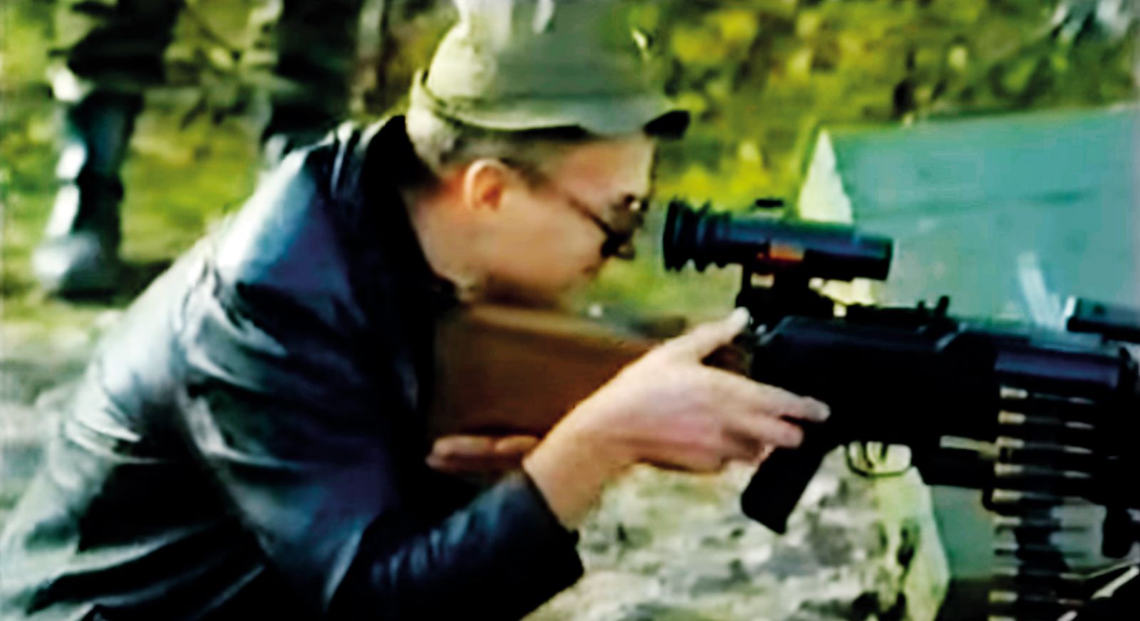 Sklepni del slovitega dokuja Pawla Pawlikowskega Srbski epi, v katerem se Eduard Limonov leta 1992 druži z Radovanom Karadžićem – kasneje obsojenim za genocid v Srebrenici in vojne zločine med vojno v Bosni in Hercegovini – ter izstreli nekaj rafalov proti Sarajevu. Film Balada o Limonovu o tem dogodku ne spregovori.