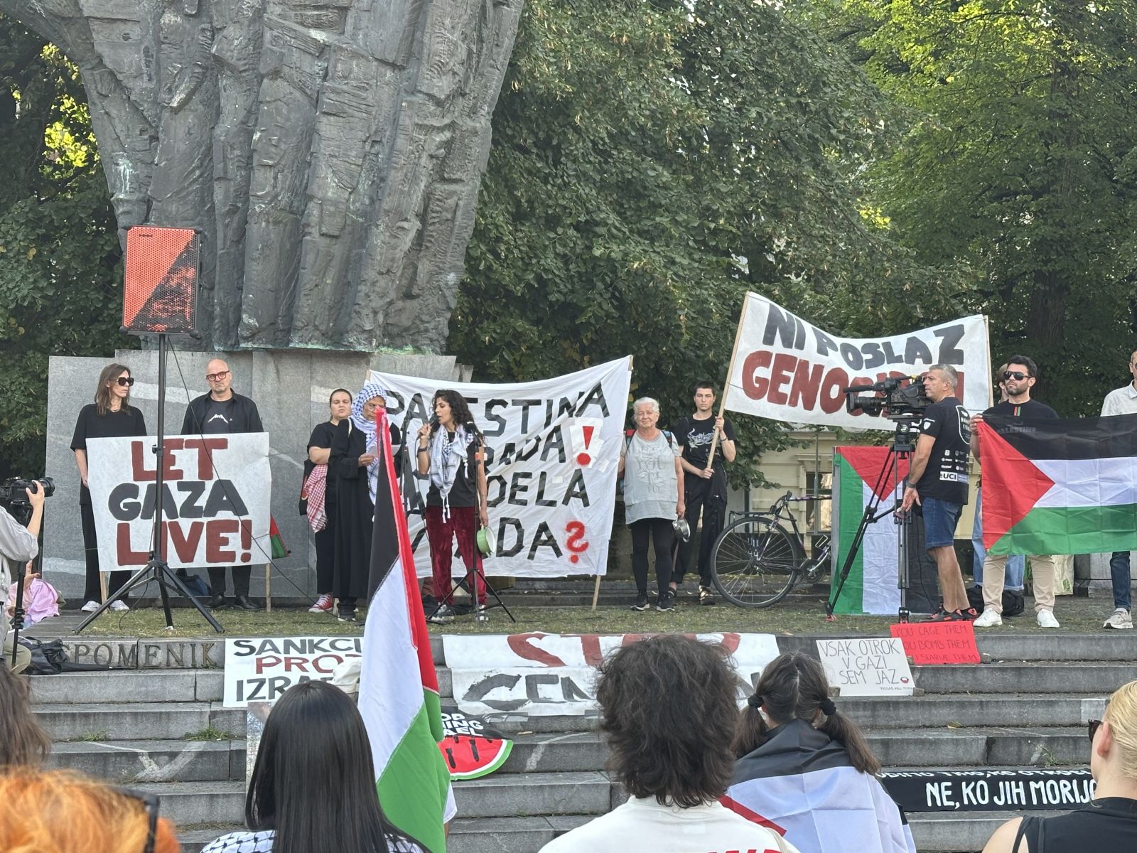 Protestniki in protestnice na Trgu republike
