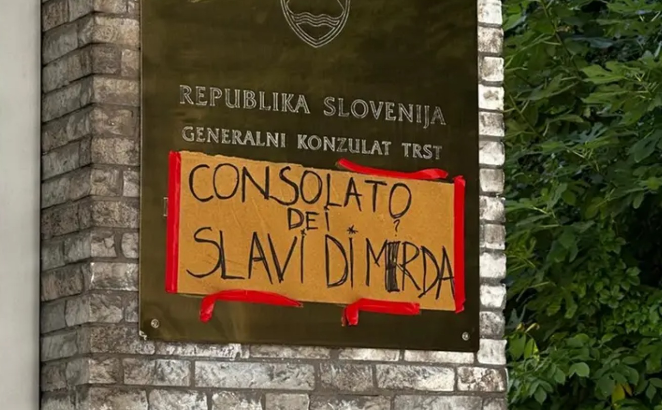 »Konzulat korupcije« /  Na slovenskem konzulatu v Trstu nov nespodoben napis