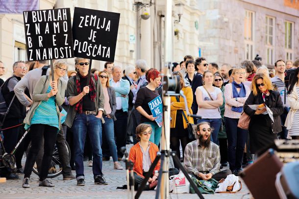 Slovenski raziskovalci pred stavbo Slovenske akademije znanosti in umetnosti (SAZU) v Ljubljani na shodu za znanost leta 2018. Imeli so prav, raziskovalcev je vse manj, potreb po njih pa vse več. 