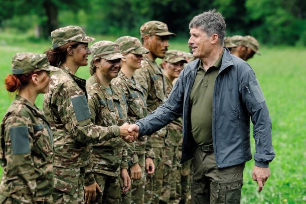 Obrambni minister Borut Sajovic na vojaškem taboru pri Bohinjski Beli