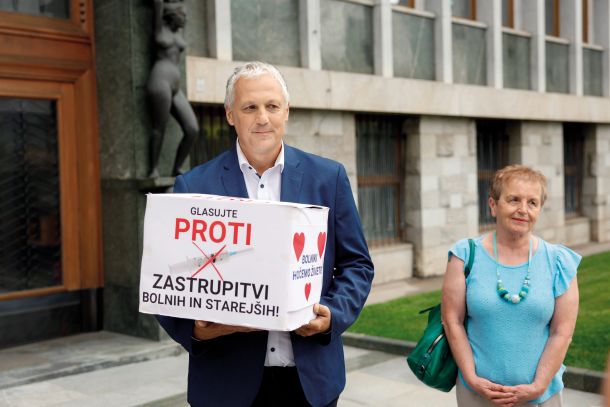 Nikoli dovolj: Aleš Primc in Milena Miklavčič prinašata 15.000 podpisov za ponovni referendum o evtanaziji. 