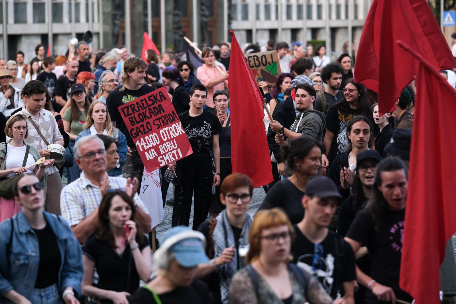 Množica ljudi na protestu