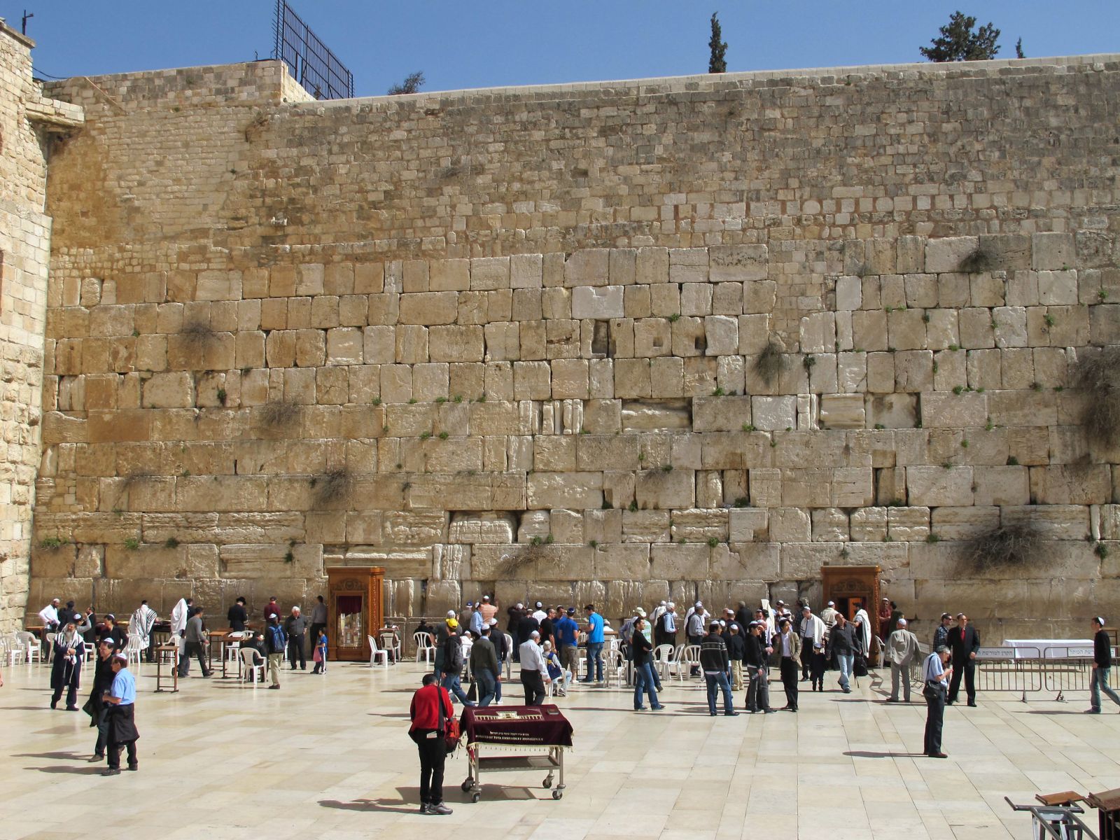 Na Zidu objokovanja v Jeruzalemu grafiti proti vojni v Gazi