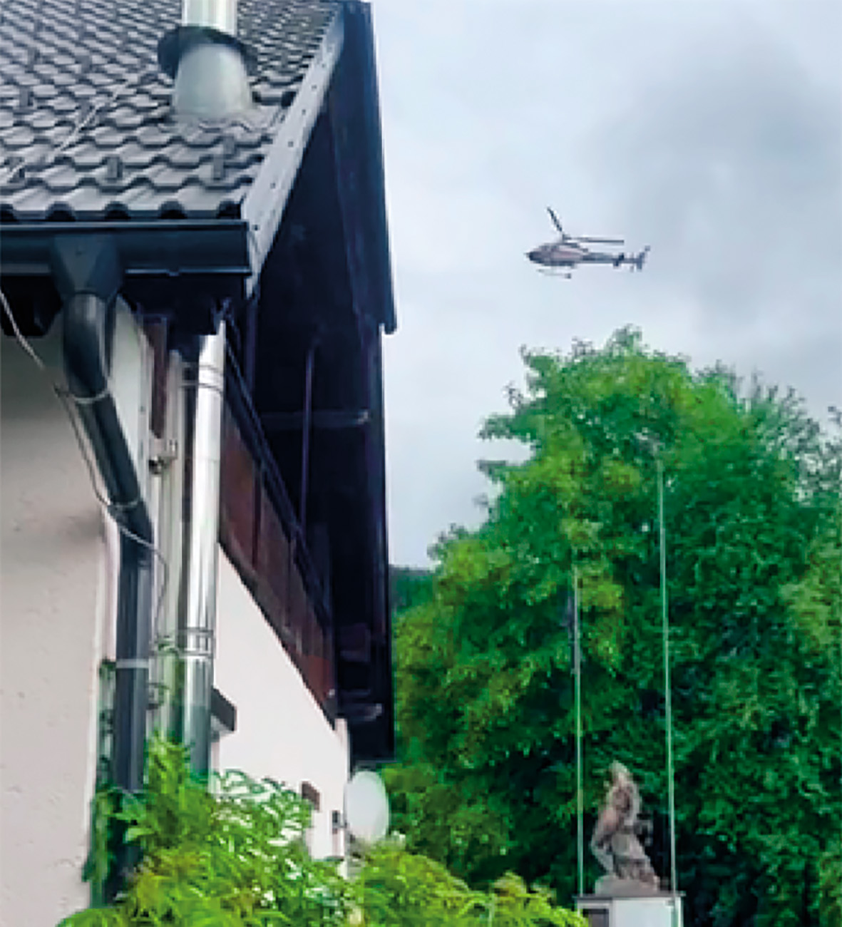 V raciji je policija uporabila tudi helikopter.