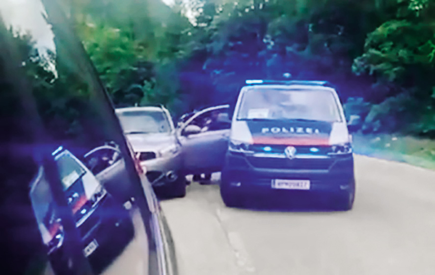 Enega izmed udeležencev so policisti nasilno izvlekli iz avtomobila, podrli na tla, ga vklenili in ga za kratek čas celo aretirali.