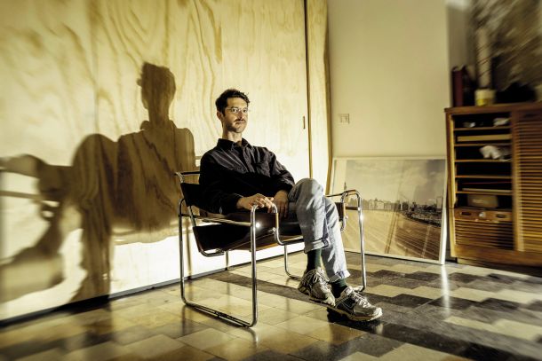 Roman, v katerem Vincenzo Latronico odlično popisuje tudi slavo in zaton milenijskega Berlina, je žirija ugledne mednarodne nagrade booker opisala kot »boleče natančen katalog sodobnih skrbi«.