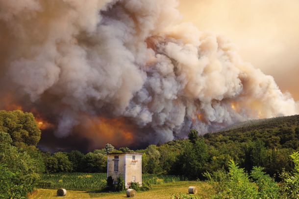 Požari, poplave, vročina, suše – strah pred podnebnimi spremembami vpliva tudi na duševno stanje (na fotografiji velik požar na Krasu poleti 2022). 
