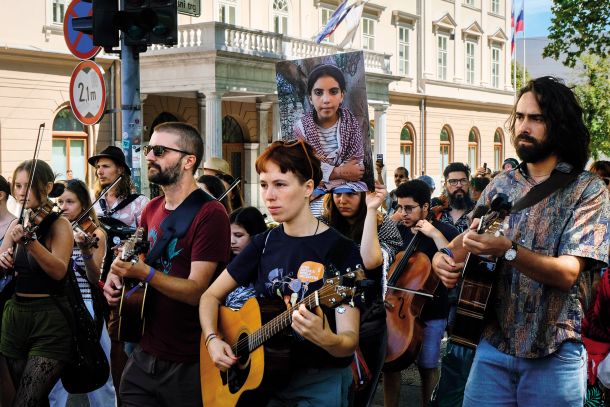Protestni shod v spomin na Saro Hamed Elkarnavi (ena izmed protestnic nosi njeno fotografijo), Ljubljana, 4. avgust 