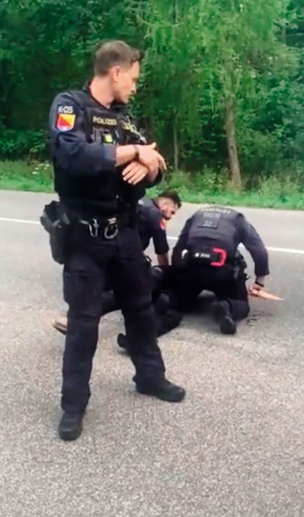Enega izmed udeležencev so policisti nasilno izvlekli iz avtomobila, podrli na tla, ga vklenili in ga za kratek čas celo aretirali. 