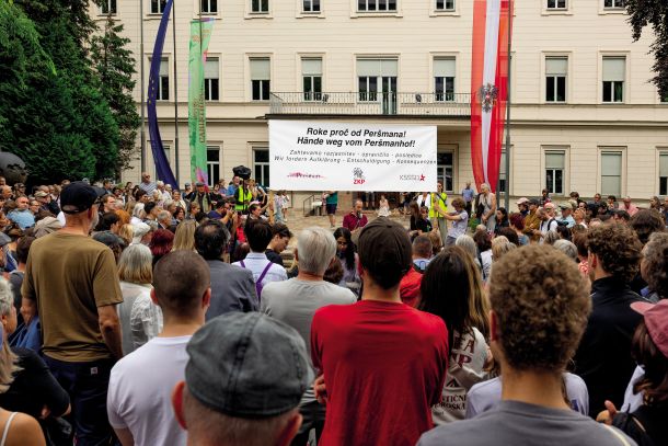 Prizor s petkovega protesta proti raciji na Peršmanovi domačiji in v podporo protifašizmu 