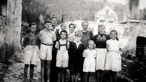 Portret družine Sadovnik-Kogoj, ki je bila 25. aprila umorjena na Peršmanovi domačiji.