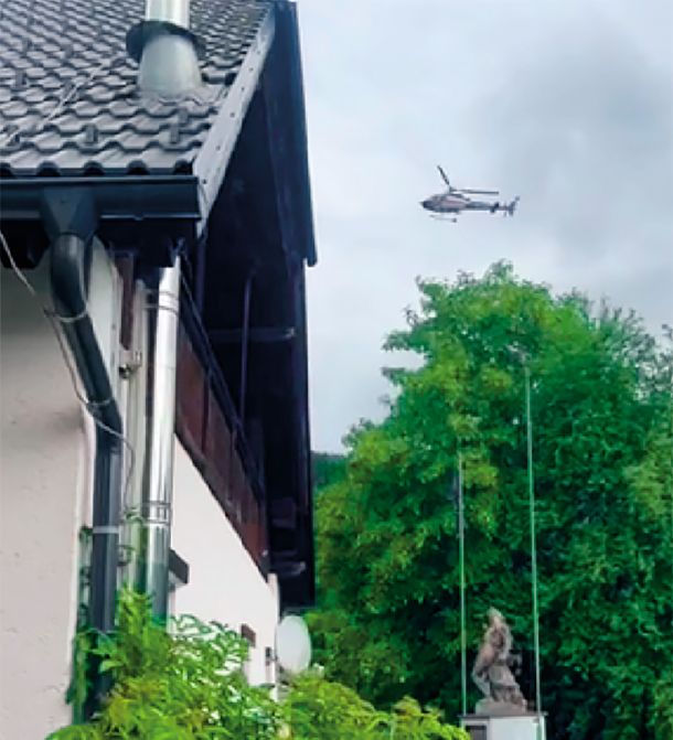 V raciji je policija uporabila tudi helikopter. 