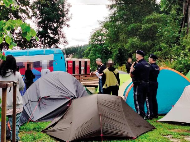 Prišlo je okrog 30 policistov – približno eden na dva udeleženca tabora. 
