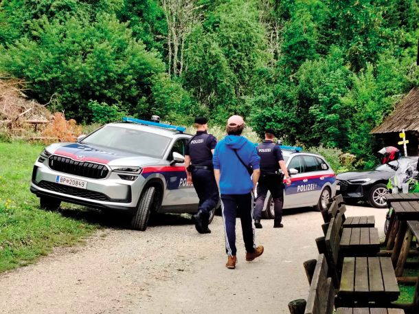 Pripeljali so se v sedmih policijskih vozilih.