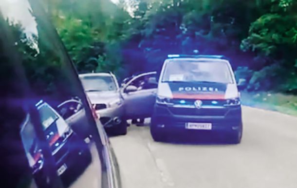 Enega izmed udeležencev so policisti nasilno izvlekli iz avtomobila, podrli na tla, ga vklenili in ga za kratek čas celo aretirali. 