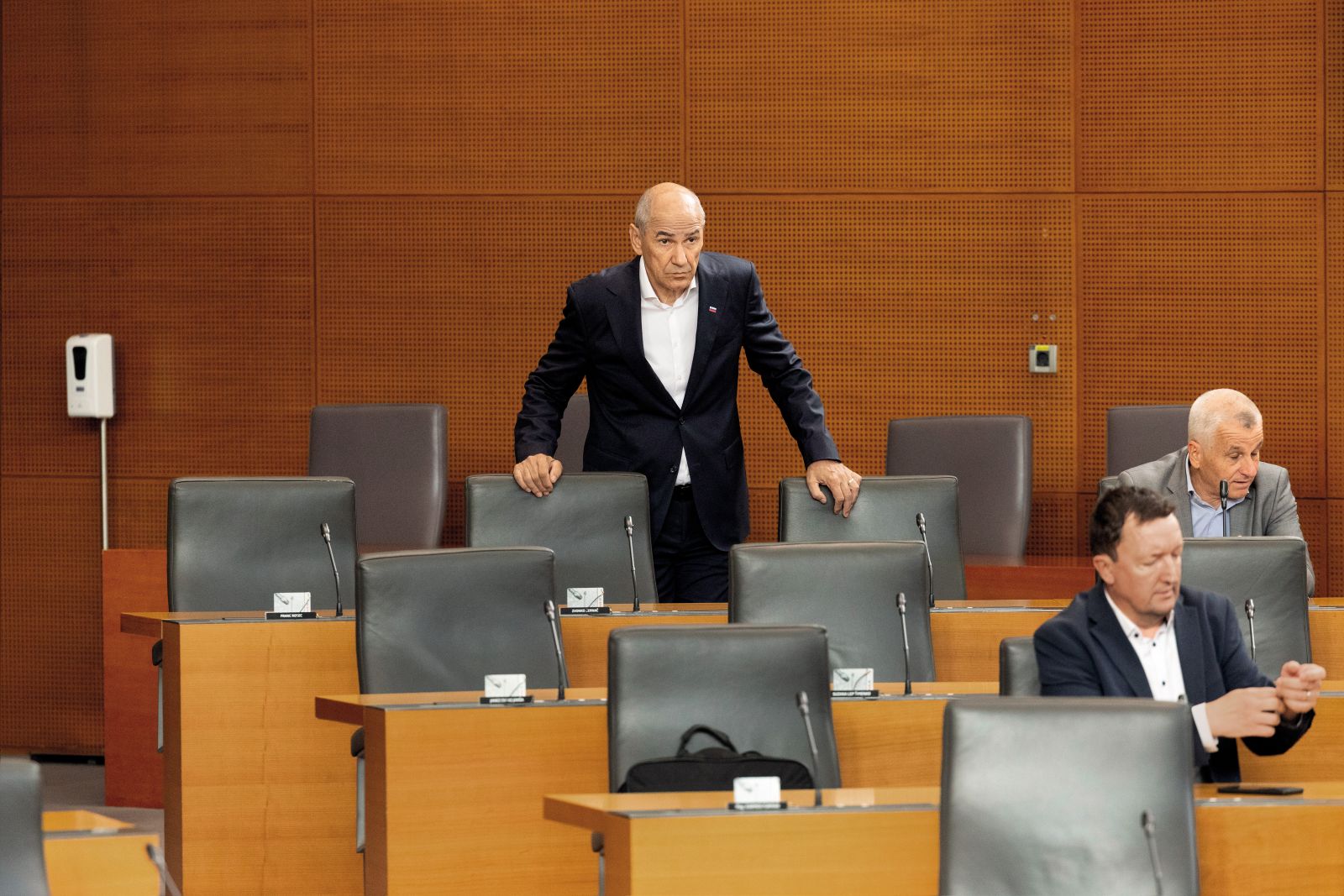 Predsednika stranke SDS Janeza Janšo bolj redko vidimo v parlamentu, prisoten je bil le na 57 odstotkih glasovanj, kar ga uvršča na tretje mesto med tistimi poslanci, ki najmanj glasujejo. Kot da bi vseskozi razmišljal, kaj storiti spomladi, ko kani v četrto prevzeti oblast.