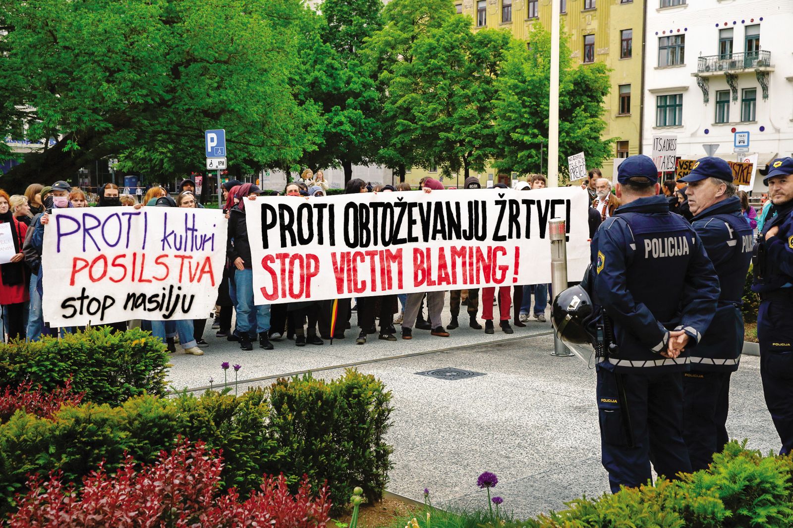 Protest proti kulturi posilstva pred ljubljansko sodno palačo maja 2023, ki se je zgodil kot odziv na shod v podporo peterici obtoženih skupinskega posilstva 15-letnice. Peterica je bila kasneje oproščena, a je višje sodišče sodbo razveljavilo in vrnilo v ponovno sojenje.
