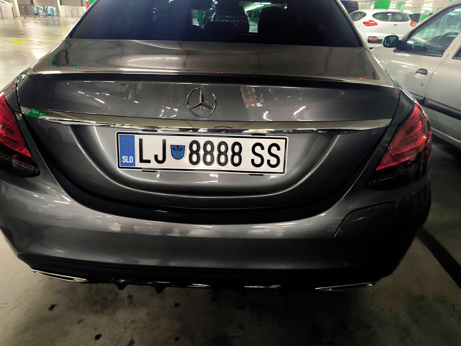 Primer registrske tablice, ki bi jo moral upravni organ prepovedati.