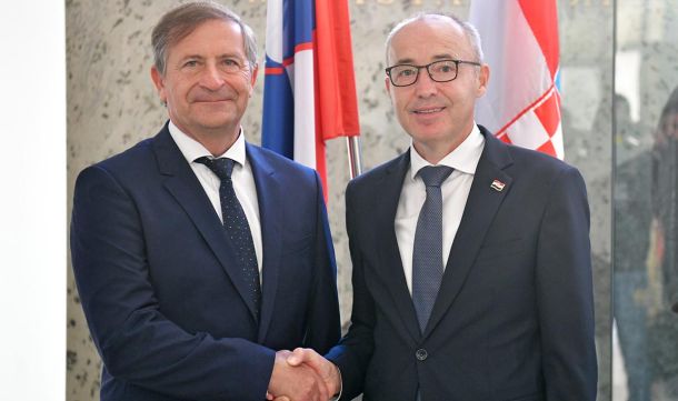 Minister Karl Erjavec se je med uradnim obiskom v Zagrebu srečal s hrvaškim ministrom za obrambo Damirjem Krstičevićem