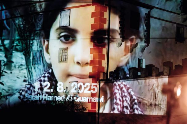 Projekt Float 2 Gaza, Projekcija na steno gradu Snežnik