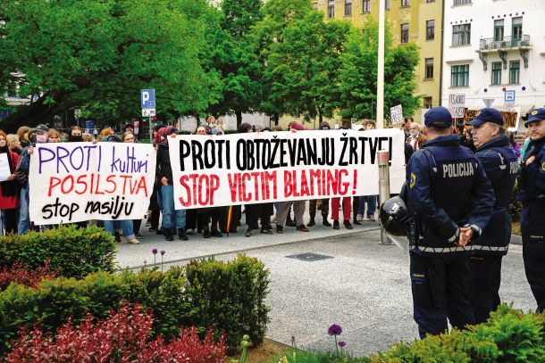 Protest proti kulturi posilstva pred ljubljansko sodno palačo maja 2023, ki se je zgodil kot odziv na shod v podporo peterici obtoženih skupinskega posilstva 15-letnice. Peterica je bila kasneje oproščena, a je višje sodišče sodbo razveljavilo in vrnilo v ponovno sojenje. 