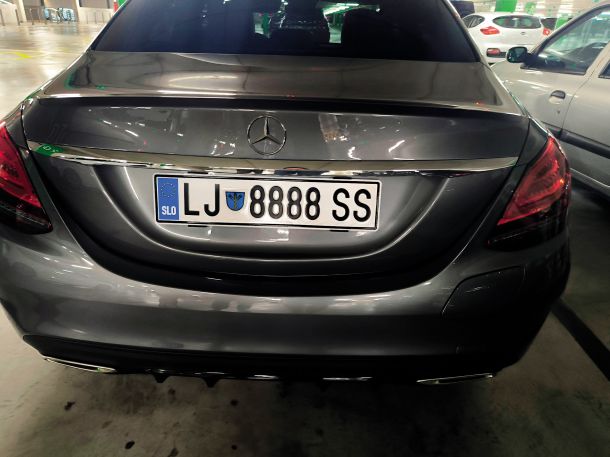 Primer registrske tablice, ki bi jo moral upravni organ prepovedati. 