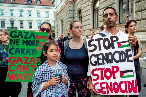 Kljub protestom in ogorčenju Izrael vztraja pri genocidni politiki. Za Palestince, civiliste, ženske, otroke, starce, ljudi, mu je vseeno.