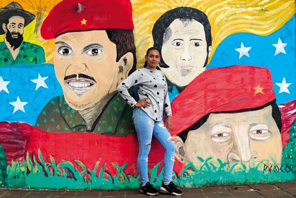 Maria Naranjo, predstavnica komune 13 de abril Chávez rebelde, pravi, da so z razvojem komun ženske začele stopati v ospredje bolivarske revolucije. Zasedajo namreč vedno več vodstvenih položajev v svojih skupnostih, kar jim omogoča, da se tudi bolj učinkovito borijo za svoje pravice. 