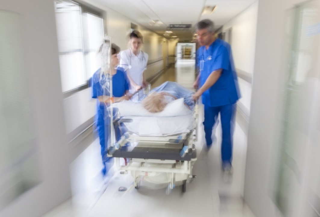 »Smrt hudo bolnega vsem na očeh na hodniku bolnišnice postaja nova normalnost«