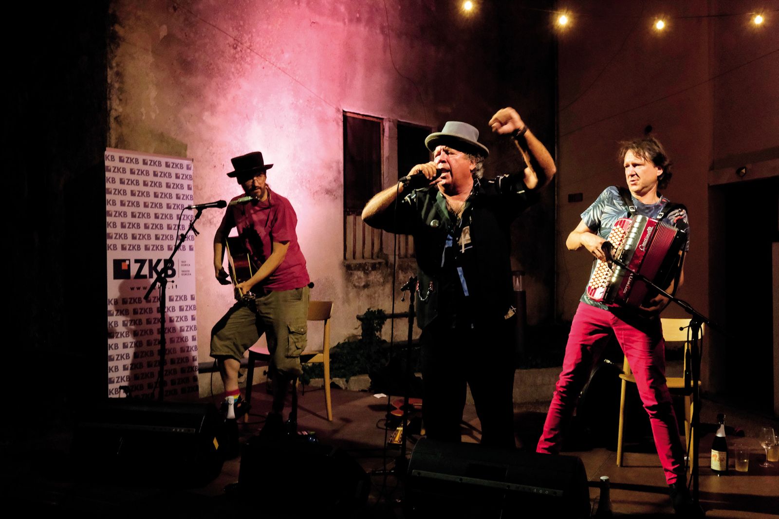 Pero Lovšin Acoustic Trio na vrtu Doma prosekarja, Prosek, I | Meta Krese
