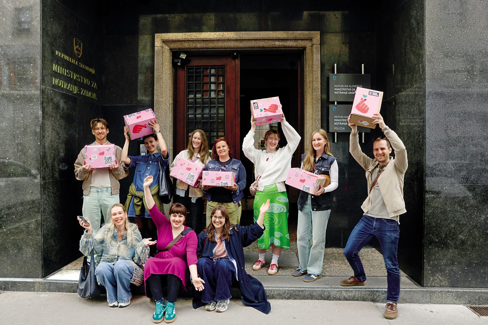 Najprej so po vsej EU zbirali podpise za dostopen splav, zbrali so jih več kot milijon, potem so jih v posameznih državah oddali upravnim in drugim institucijam, zdaj so ti podpisi prišli v Bruselj. (Na fotografiji oddaja podpisov akcije My Voice, My Choice na slovenskem ministrstvu za notranje zadeve)