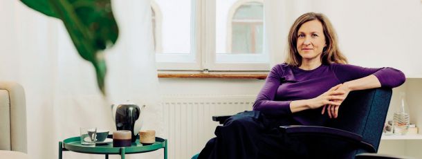 Angelika Eck, rojena leta 1980, je nemška doktorica psihologije, avtorica knjig o spolnosti in sistemska terapevtka za partnerske odnose in spolnost.