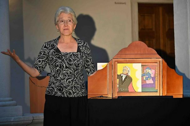 Tara McGowan, dobitnica modrega delfina za izjemne dosežke za razvoj kamišibaja 