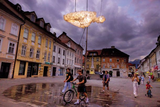 Umetniška vodna inštalacija Dežni oblak za osvežitev mestnega jedra, Glavni trg, KR 