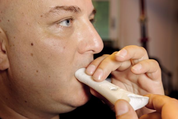 Boštjan Gombač z rekonstrukcijo neandertalčeve piščali, ustvarjene s pomočjo 3-D tiska. to je najnatančnejša rekonstrukcija tega starodavnega glasbila, pri kateri so dimenzije popolnoma enake kot pri izvirniku, notranjost glasbila pa krasijo celo spužvaste strukture kosti (spongioze).'
