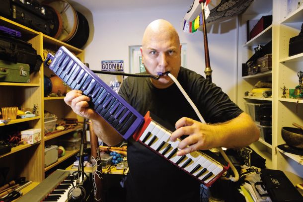 Trditev, da je Boštjan Gombač multiinstrumentalist, je skorajda nekoliko preskromna. Sam zase šaljivo pravi, da je multipraktik. 