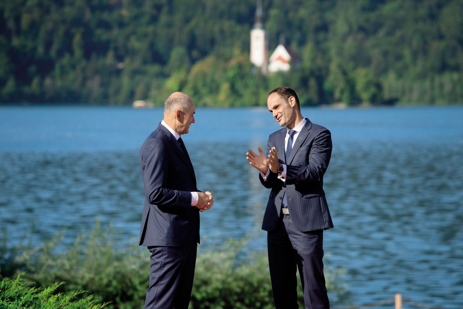 Zaigrana ideološka konkurenca: po 20 letih sodelovanja in prijateljevanja se Janša in Logar danes v javnosti vikata (na fotografiji pred štirimi leti na Blejskem strateškem forumu).