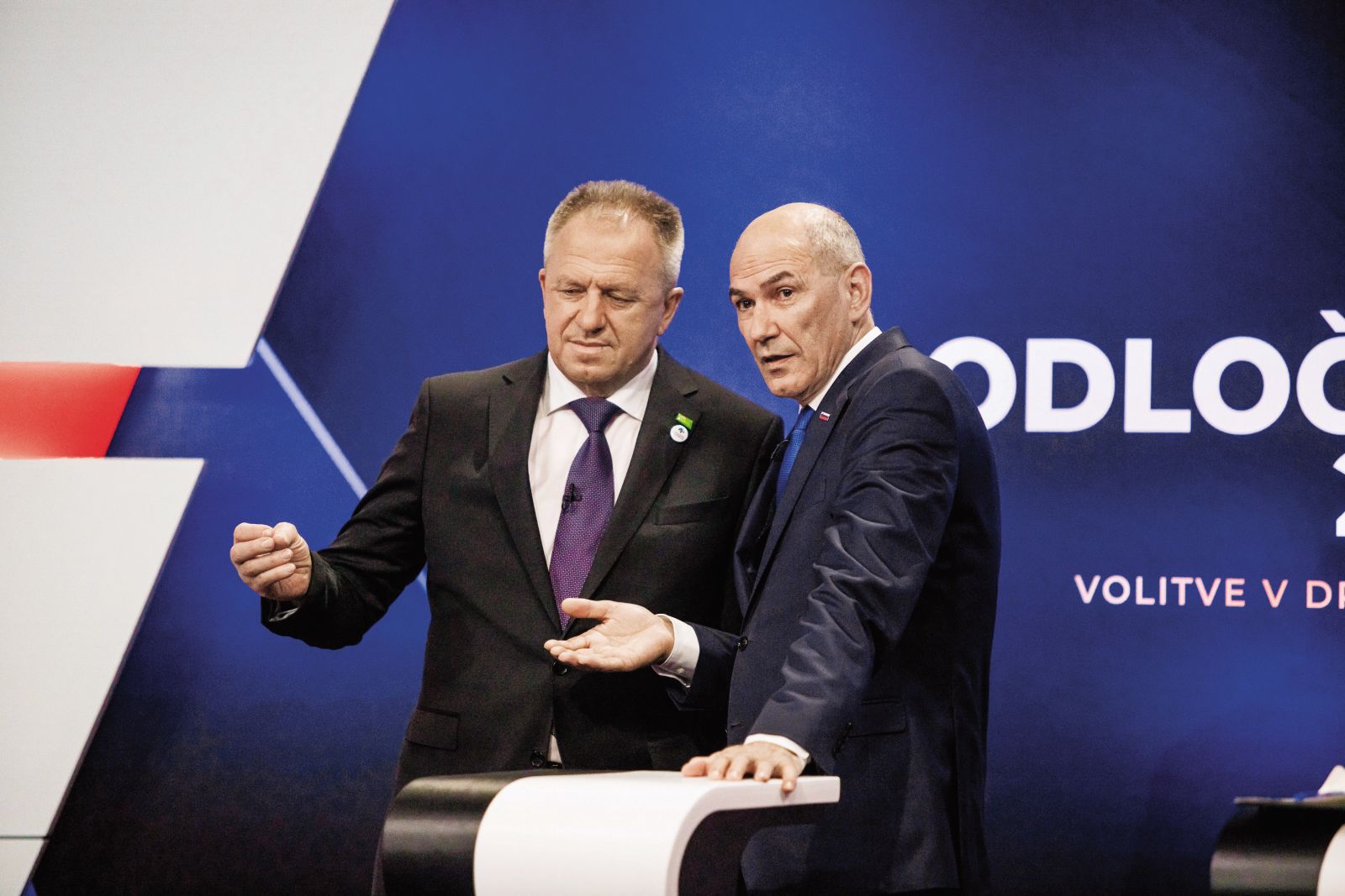 Navidezna tekmeca Janez Janša in Zdravko Počivalšek na enem od predvolilnih soočenj leta 2022. Počivalšek je danes funkcionar SDS. 