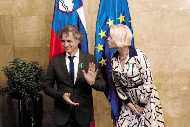 Odnos predsednika vlade Roberta Goloba in predsednice Državnega zbora Urške Klakočar Zupančič je precej vihrav. Na pričujoči fotografiji ju je v objektiv leta 2022 ujel Mladinin fotograf Borut Krajnc.