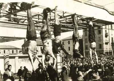 Benito Mussolini (drugi z leve), ob njem na desni Claretta Petacci na trgu Loreto v Milanu, 29. aprila 1945