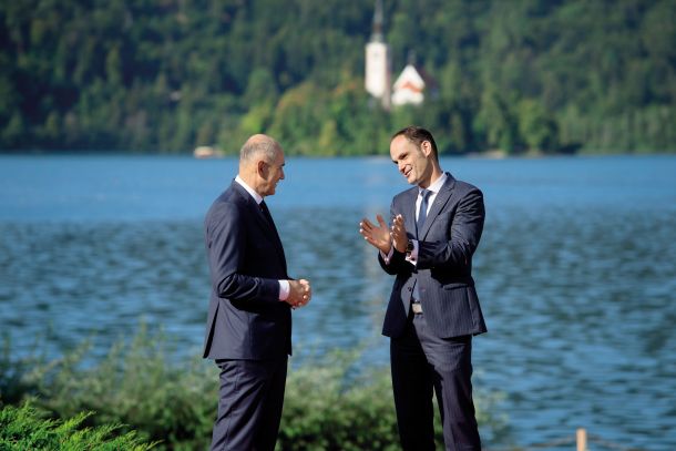 Zaigrana ideološka konkurenca: po 20 letih sodelovanja in prijateljevanja se Janša in Logar danes v javnosti vikata (na fotografiji pred štirimi leti na Blejskem strateškem forumu).
