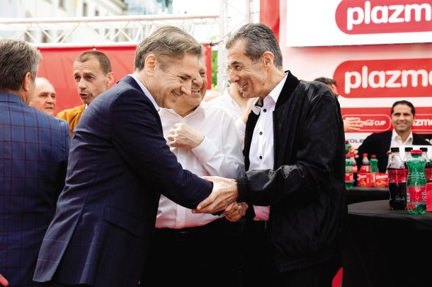 Stojan Petrič (na fotografiji se rokuje s predsednikom vlade Robertom Golobom) je eden izmed najbogatejših Slovencev, je Idrijčan, solastnik in predsednik nadzornega sveta družbe Kolektor. Del širše poslovne skupine Kolektor je tudi podjetje FMR, ki obvladuje Delo. Petrič je nedvomno dober gradbinec in menedžer, na medijski posel pa se ne spozna. 
