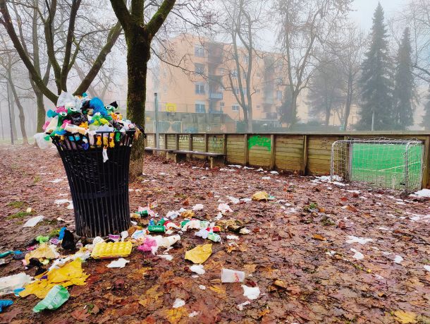 Ne tako redek prizor v ljubljanskih soseskah. Bi uvedba kavcijskega sistema za embalažo pijač kaj spremenila?