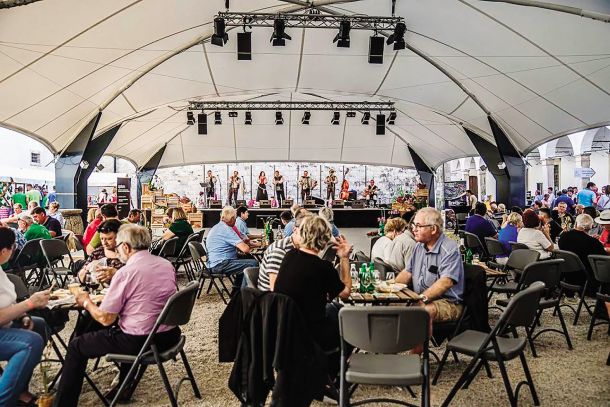 Paviljon na grajskem dvorišču Gradu Brežice, ki ga tržijo kot družabni prostor za izvedbo različnih prireditev