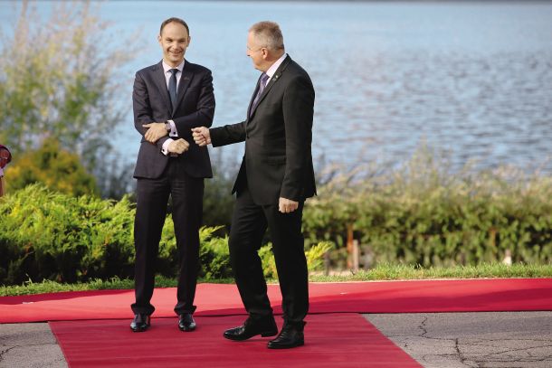 Prijatelja, sodelavca, soborca iz iste mreže. Logar in Počivalšek na Blejskem strateškem forumu leta 2021.