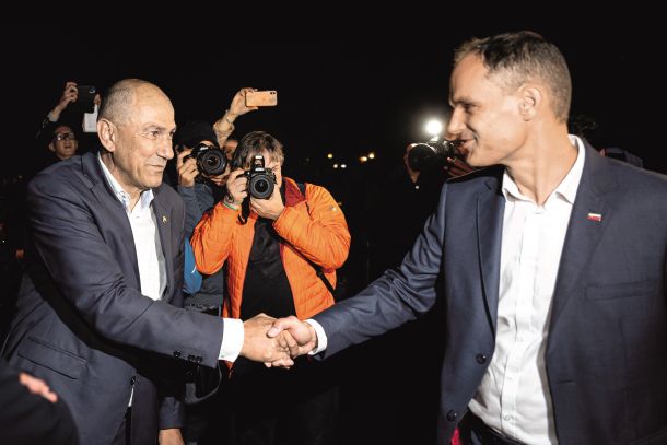 Janez Janša po prvem krogu predsedniških volitev leta 2022 čestita neodvisnemu kandidatu Anžetu Logarju. SDS je tedaj Logarju prav tako, iz ozadja, organizirala kampanjo.